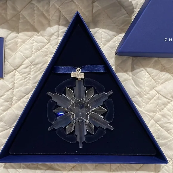 RARE BNIB Never used 2006 Swarovski Christmas Ornament.